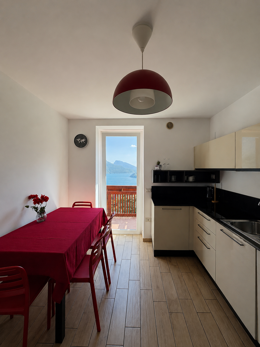 Cucina attrezzata con accesso al balcone